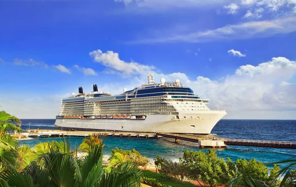 Cruise Ship Docked Tropical Island Sunny Day — Stock Photo, Image