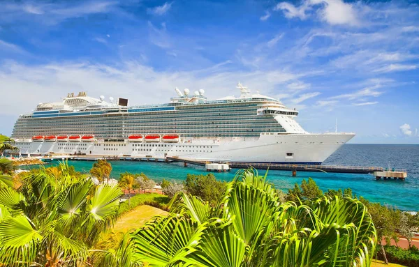 Bateau Croisière Amarré Île Tropicale Par Une Journée Ensoleillée — Photo