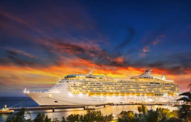 Sunset Bulvarında limanına demirledi gemi cruise. 