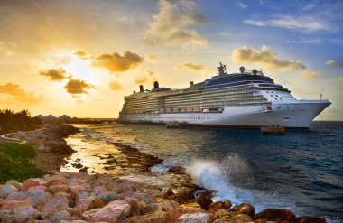 Sunset Bulvarında limanına demirledi gemi cruise. 