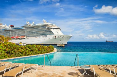 Tropikal Resort cruise gemi limana demirledi havuzundan görüntülemek 