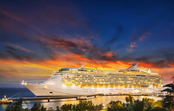 Cruiseschip Aangemeerd Bij Poort Zonsondergang — Stockfoto