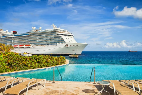 Uitzicht Vanaf Zwembad Tropische Resort Cruiseschip Aangemeerd Bij Poort — Stockfoto
