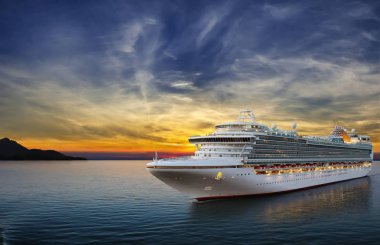 Lüks cruise gemi limana günbatımı üzerinde yelken. 