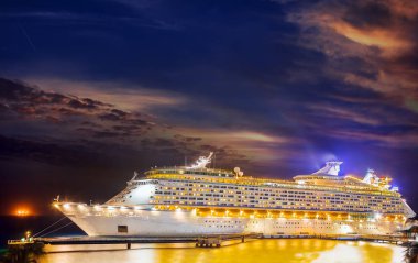 Sunset Bulvarında limanına demirledi gemi cruise. 