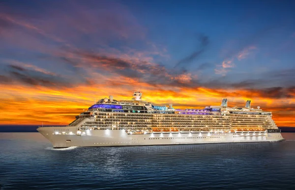 Nave Crociera Lusso Vela Porto Tramonto — Foto Stock