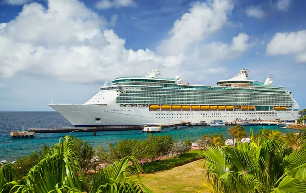 Willemstad, Curacao - 03 Nisan 2018: Bağlantı noktası Willemstad Royal Caribbean Navigator Denizler demirledi Gemi Cruise. Adanın popüler bir Caribbean cruise hedef olduğunu