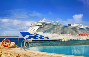 Willemstad, Curacao - 06 Nisan 2018: cankurtaran Royal Princess bağlantı noktası Willemstad yerleşik gezinti gemisinde ile havuzundan görüntülemek. 