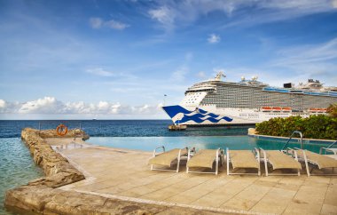 Willemstad, Curacao - 06 Nisan 2018: cankurtaran Royal Princess bağlantı noktası Willemstad yerleşik gezinti gemisinde ile havuzundan görüntülemek. 
