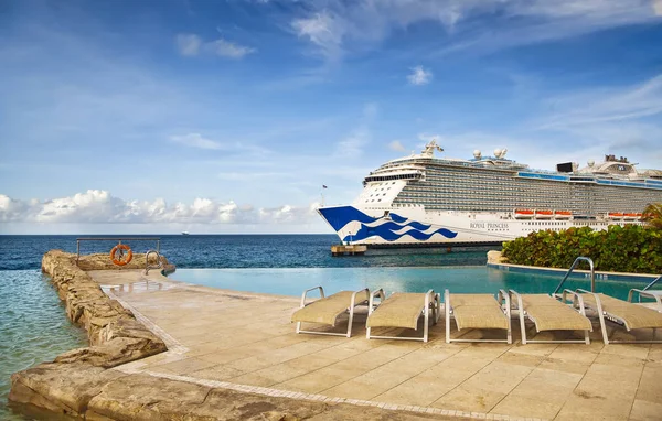 Willemstad Curacao Abril 2018 Vista Piscina Com Salva Vidas Navio — Fotografia de Stock