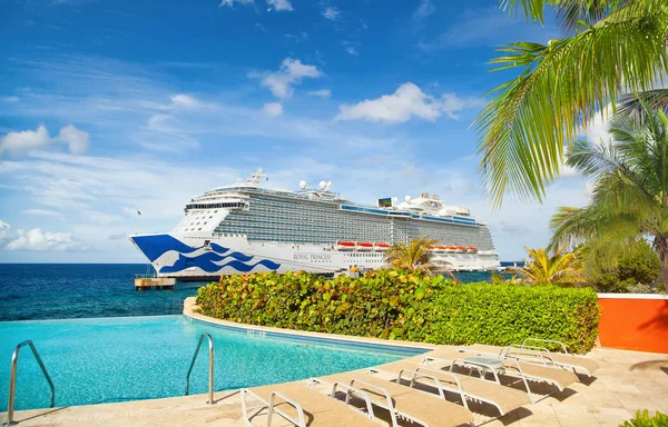 Willemstad Curacao April 2018 Uitzicht Vanaf Zwembad Met Overstroomrand Cruiseschip — Stockfoto