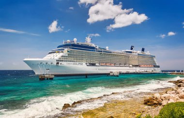Willemstad, Curacao - 10 Nisan 2018: Bağlantı noktası Willemstad ünlü Eclipse demirledi Gemi Cruise. Adanın popüler bir Caribbean cruise hedef olduğunu