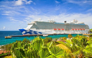 Willemstad, Curacao - 06 Nisan 2018: Royal Princess bağlantı noktası Willemstad güneşli sabahı demirledi Gemi Cruise. Adanın popüler bir Caribbean cruise hedef olduğunu