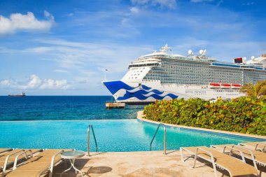 Willemstad, Curacao - 06 Nisan 2018: sonsuzluk havuzu bağlantı noktası Willemstad Royal Princess demirledi gezinti gemisinde üzerinden görüntülemek. 