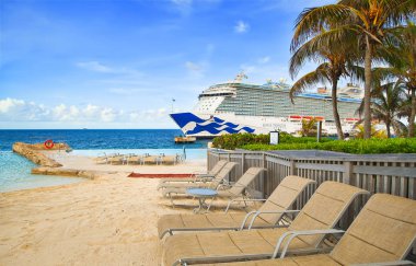 Willemstad, Curacao - 06 Nisan 2018: sonsuzluk havuzu bağlantı noktası Willemstad Royal Princess demirledi gezinti gemisinde üzerinden görüntülemek. 