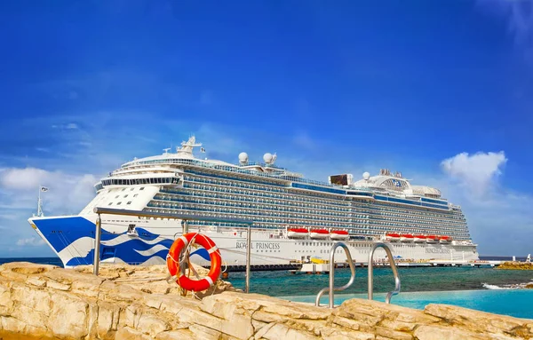 Willemstad Curacao Abril 2018 Vista Piscina Com Salva Vidas Navio — Fotografia de Stock