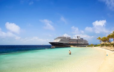 Willemstad Curacao - 05 Nisan 2018: Sonsuzluk havuzu görünümünden gezinti gemisinde Zuiderdam, Holland America Line, bağlantı noktası Willemstad güneşli sabahı demirledi. Adanın popüler bir Caribbean cruise hedef olduğunu