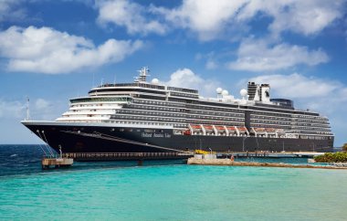 Willemstad Curacao - 05 Nisan 2018: Sonsuzluk havuzu görünümünden gezinti gemisinde Zuiderdam, Holland America Line, bağlantı noktası Willemstad güneşli sabahı demirledi. Adanın popüler bir Caribbean cruise hedef olduğunu