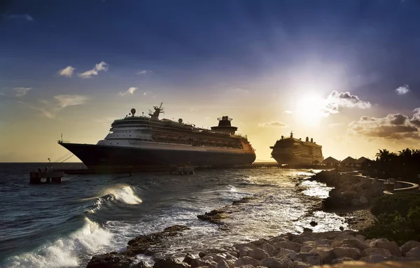 Statków Wycieczkowych Zawinął Portu Tropikalnych Zachód Słońca — Zdjęcie stockowe