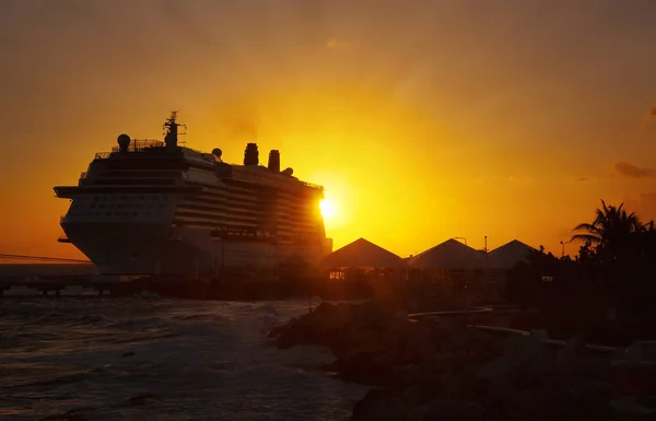 Круїзний Корабель Причалений Тропічному Порту Заході Сонця — стокове фото