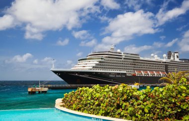Willemstad Curacao - 05 Nisan 2018: Sonsuzluk havuzu görünümünden gezinti gemisinde Zuiderdam, Holland America Line, limanda güneşli sabahı demirledi.