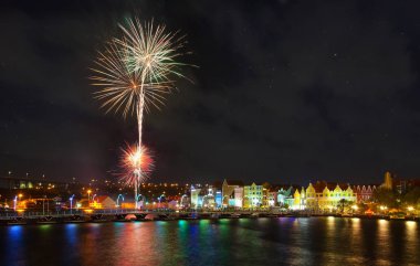Willemstad, Curacao - 12 Nisan 2018: Fireworks Willemstad ünlü eski sömürge cepheler ile ve aydınlatmalı kraliçesi Emma Köprüsü 