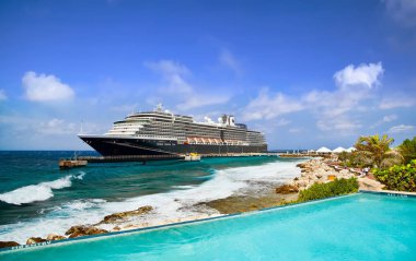Willemstad Curacao - 05 Nisan 2018: Sonsuzluk havuzu görünümünden gezinti gemisinde Zuiderdam, Holland America Line, limanda güneşli sabahı demirledi.    