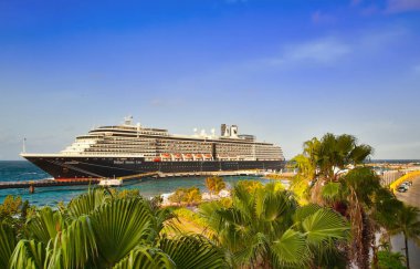 Willemstad, Curacao - 05 Nisan 2018: Cruise gemisi Zuiderdam, Holland America Line, bağlantı noktası Willemstad güneşli sabahı demirledi.