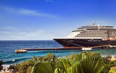 Willemstad, Curacao - 05 Nisan 2018: Cruise gemisi Zuiderdam, Holland America Line, bağlantı noktası Willemstad güneşli sabahı demirledi.