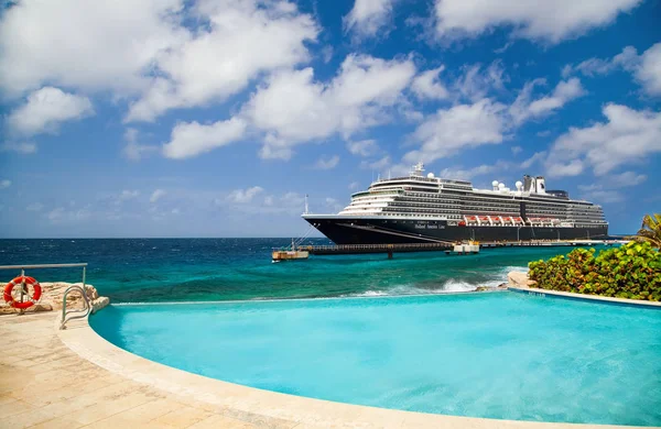 Willemstad Curacao April 2018 Uitzicht Vanaf Zwembad Met Overstroomrand Cruiseschip — Stockfoto