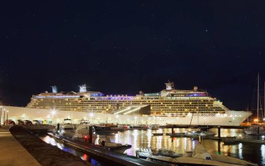 Ponta Delgada, Azores Adaları, Portekiz - 24 Eylül 2014: Cruise Line Celebrity, yolcu gemisi Eclipse Sao Miguel Adası 'ndaki Ponta Delgada limanına gece yanaştı