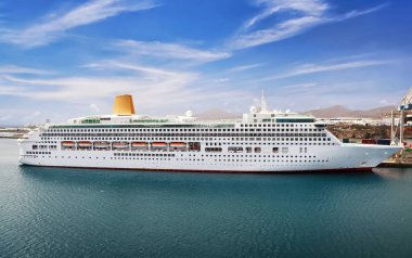 Cruise gemi limanda güneşli günde