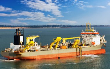 Emme hunisi dredger gemi iş başında.