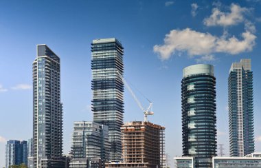 Mavi gökyüzünde beyaz bulutlar ile konut yüksek katlı binaların inşaatı