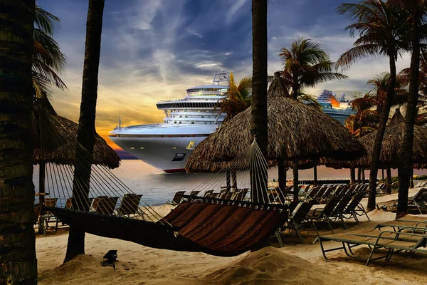 从热带海滩欣赏日落时分从港口出发的游轮 — 图库照片