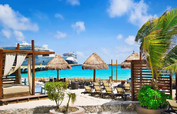 Strand Bij Tropical Resort Met Cruiseschepen Aangemeerd Haven — Stockfoto