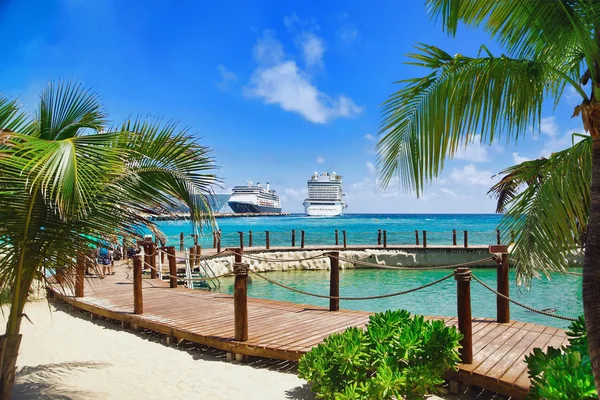 Utsikt Från Stranden Vid Tropical Resort Kryssningsfartyg Dockad Hamn — Stockfoto