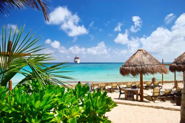 Uzak limana yelken yolcu gemisi ile tropikal tatil plaj