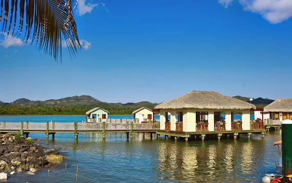 晴れた日には豪華な熱帯リゾートの水の上のカバナ — ストック写真