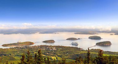 Sabahları Bar Harbor 'un panoramik manzarası. Yolcu gemileri ve Maine USA, Acadia Ulusal Parkı' ndaki Cadillac Dağı 'ndan küçük adalar kümesi.
