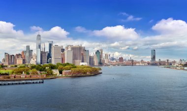 Körfezden New York City panoraması Valilik adası ve Manhattan Skyline 
