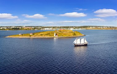 HALIFAX, NOVA SCOTIA, CANADA - 13 Eylül 2019: Güneşli bir günde deniz feneri ve turistik yelkenliyle Halifax Limanı 'nın panoramik manzarası