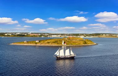 HALIFAX, NOVA SCOTIA, CANADA - 13 Eylül 2019: Güneşli bir günde deniz feneri ve turistik yelkenliyle Halifax Limanı 'nın panoramik manzarası