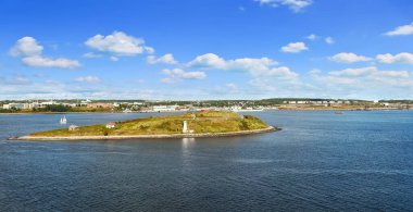 Güneşli bir günde adada deniz feneriyle Halifax Limanı 'nın panoramik manzarası