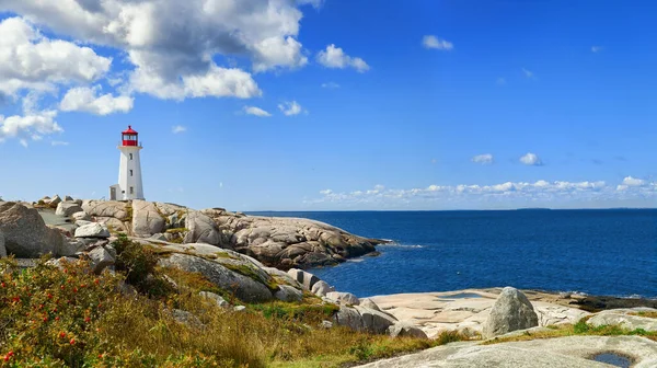 Panorama Přístavu Kultovním Majákem Peggys Cove Novém Skotsku Slunečného Dne — Stock fotografie