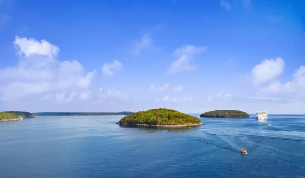 Panorámás Kilátás Bar Harbor Sétahajóval Turisztikai Hajók Kisebb Szigetek Egy — Stock Fotó