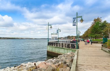 SYDNEY, NS, CANADA - 12 Eylül 2019: Sydney Rıhtım Kıyısı İskelesi Gezgin gemisi Royal Caribbean Adventure of the Sea 'nin Sydney limanına yanaşması. Bölge, Kanada 'nın popüler bir tatil beldesidir.