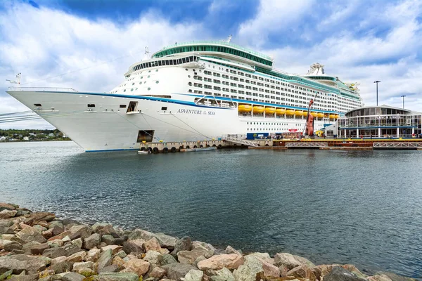 シドニー カナダ 2019年9月12日 クルーズ船ロイヤル カリブ海シドニー港に停泊中の海の冒険 観光地は人気のあるカナダのクルーズ旅行先です — ストック写真