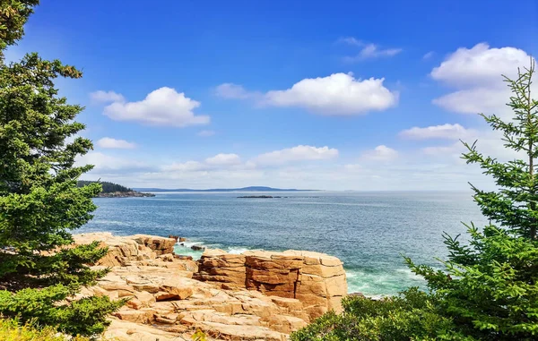 Panoramatický Výhled Bar Harbor Skalnatým Pobřežím Ostrůvky Slunečného Dne — Stock fotografie