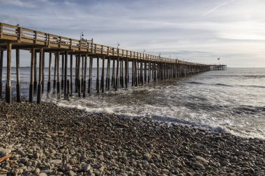 Kıyı şeridi dalgalarda